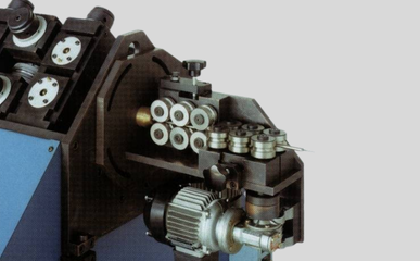 Element straightening group and rolling mill