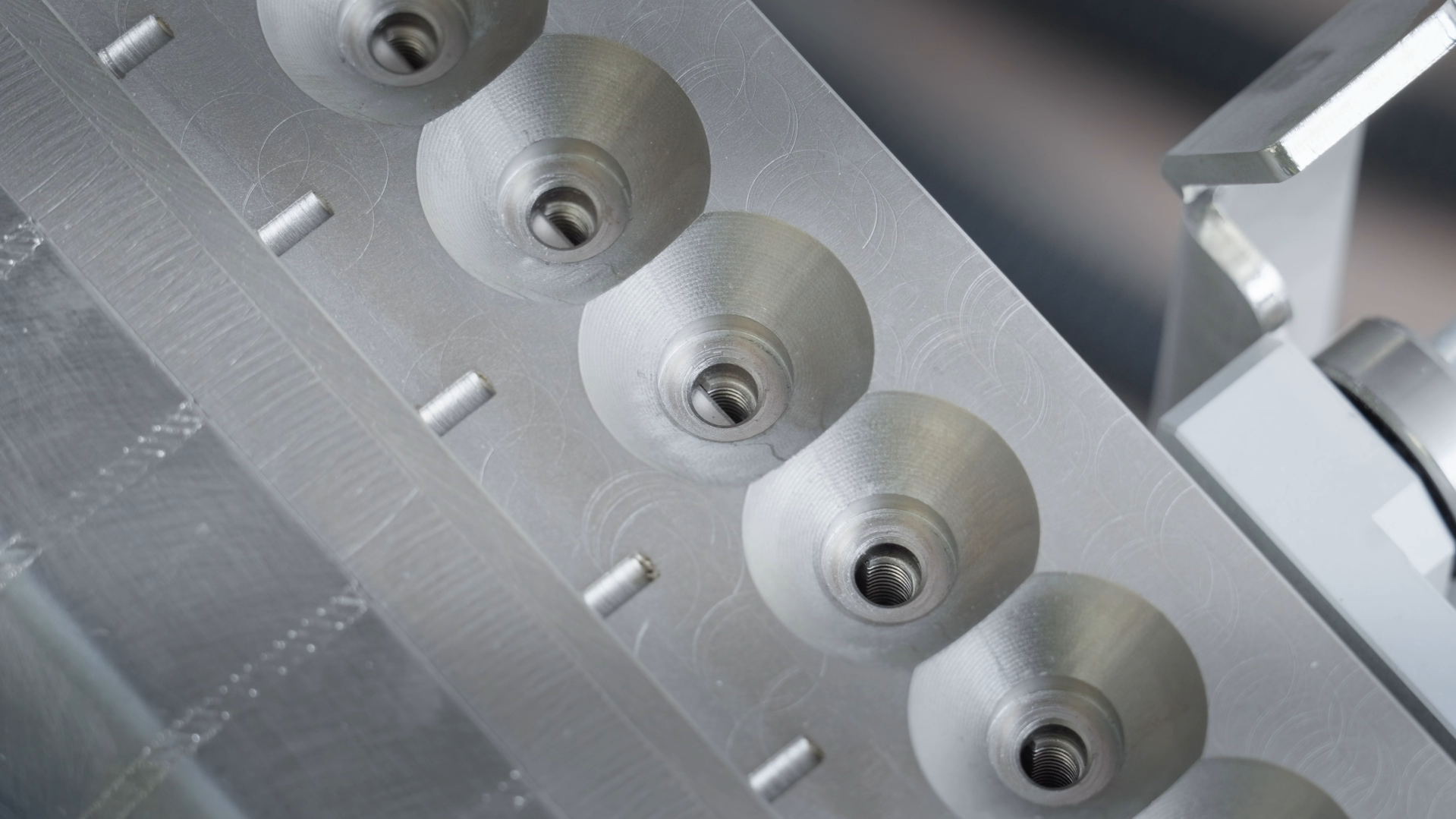 Lower Pin Locking and Coil Stretching Unit